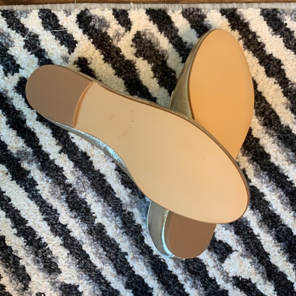 Beautiful Italian gold flats! - Picture 5 of 6